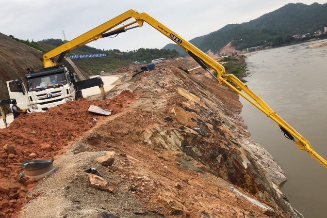 小型混凝土搅拌泵车在甘肃红崖山水库加高扩建