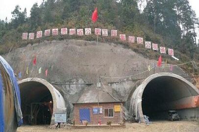 小型混凝土泵车，四川松潘隧道施工纪实