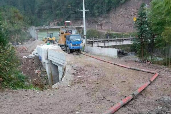 小型混凝土泵修建蓄水池房庄村不再看天吃饭